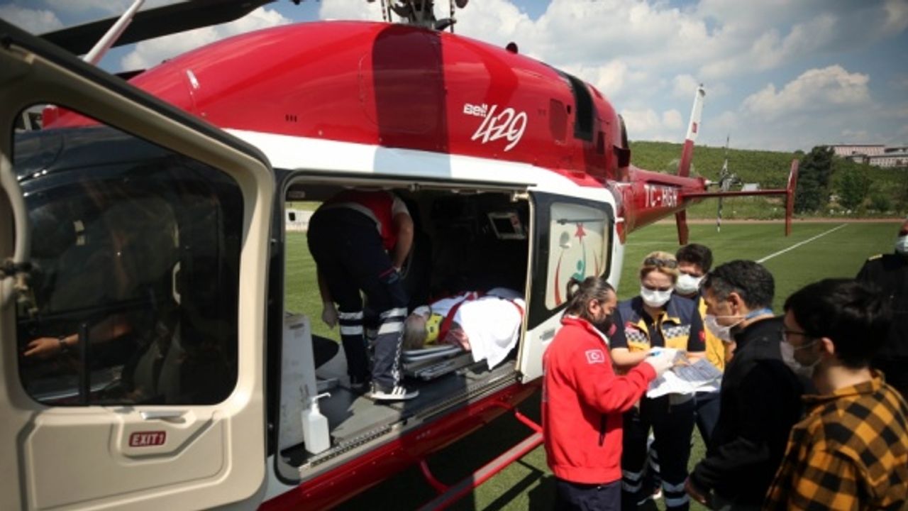 Düzce'de ambulans helikopter, trafik kazasında ağır yaralanan kadın için havalandı