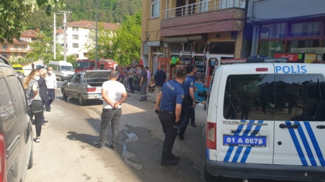 Düzce'de seyir halindeyken yangın çıkan otomobil kullanılamaz hale geldi