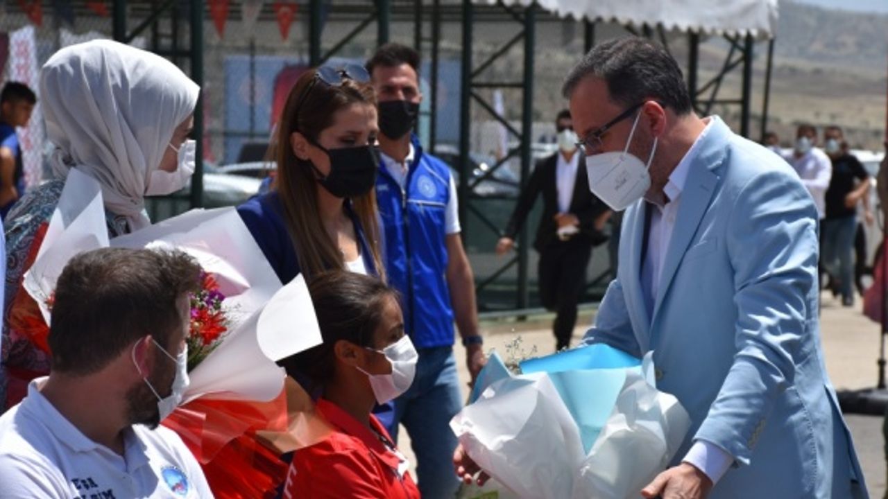 Gençlik ve Spor Bakanı Kasapoğlu, Şırnak'ta düzenlenen Cudi Cup Tenis Turnuvası'nı izledi: