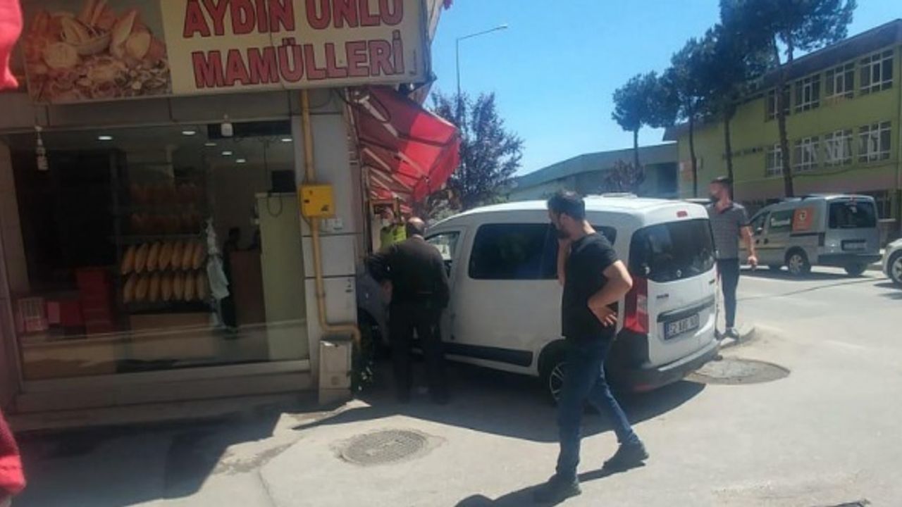 Ordu'da seyir halindeyken fenalaşınca otomobiliyle fırına çarpan sürücü yaralandı