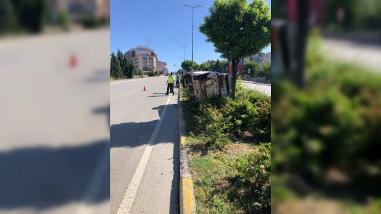 Safranbolu'da sürücüsü kediye çarpmamak için manevra yapan otomobil refüje devrildi