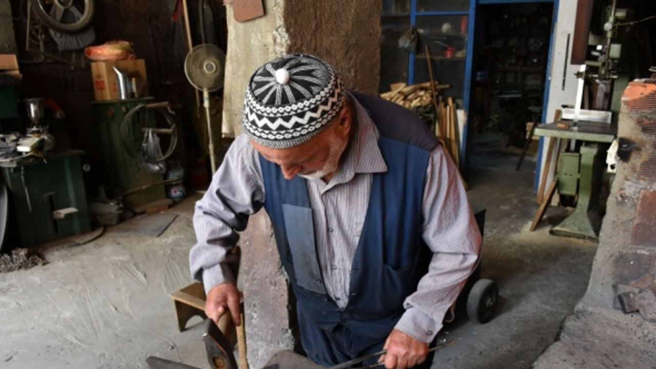 "Salih usta" dede mesleği demirciliğe 78 yaşında devam ediyor