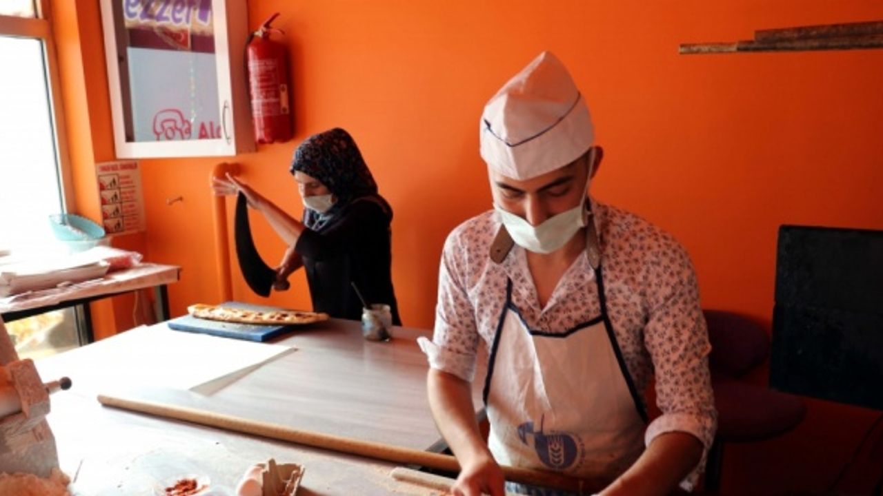Yemek siparişlerini baba yadigarı traktörle müşterilere ulaştırıyorlar
