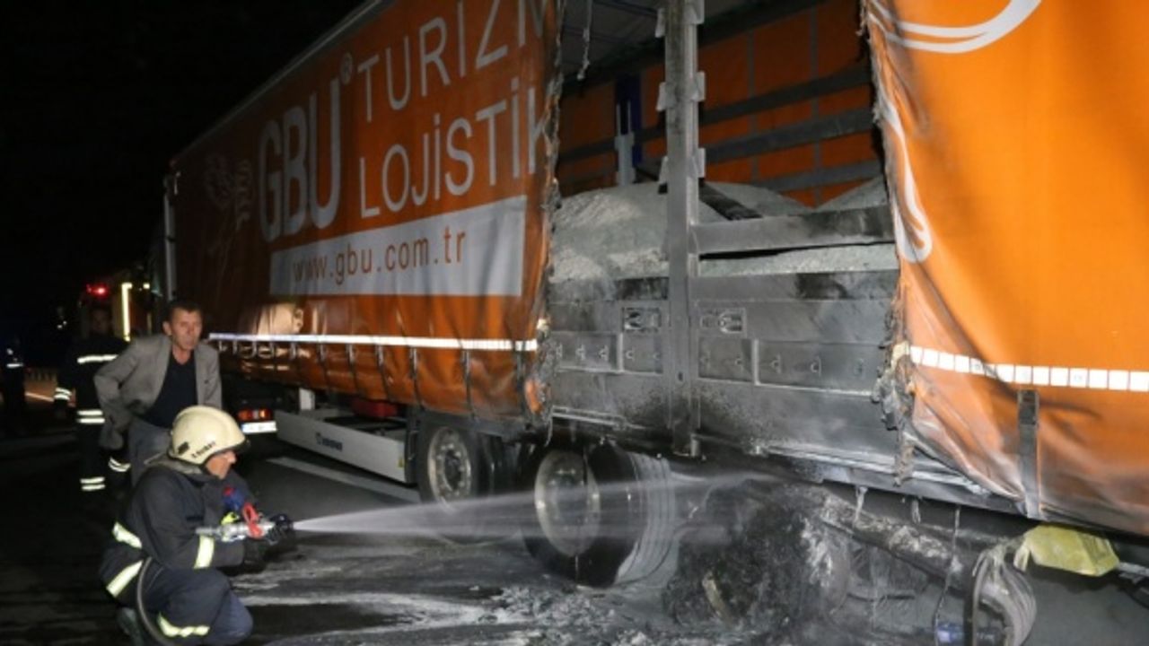 Anadolu Otoyolu'nun Bolu kesiminde 2 tırda yangın çıktı