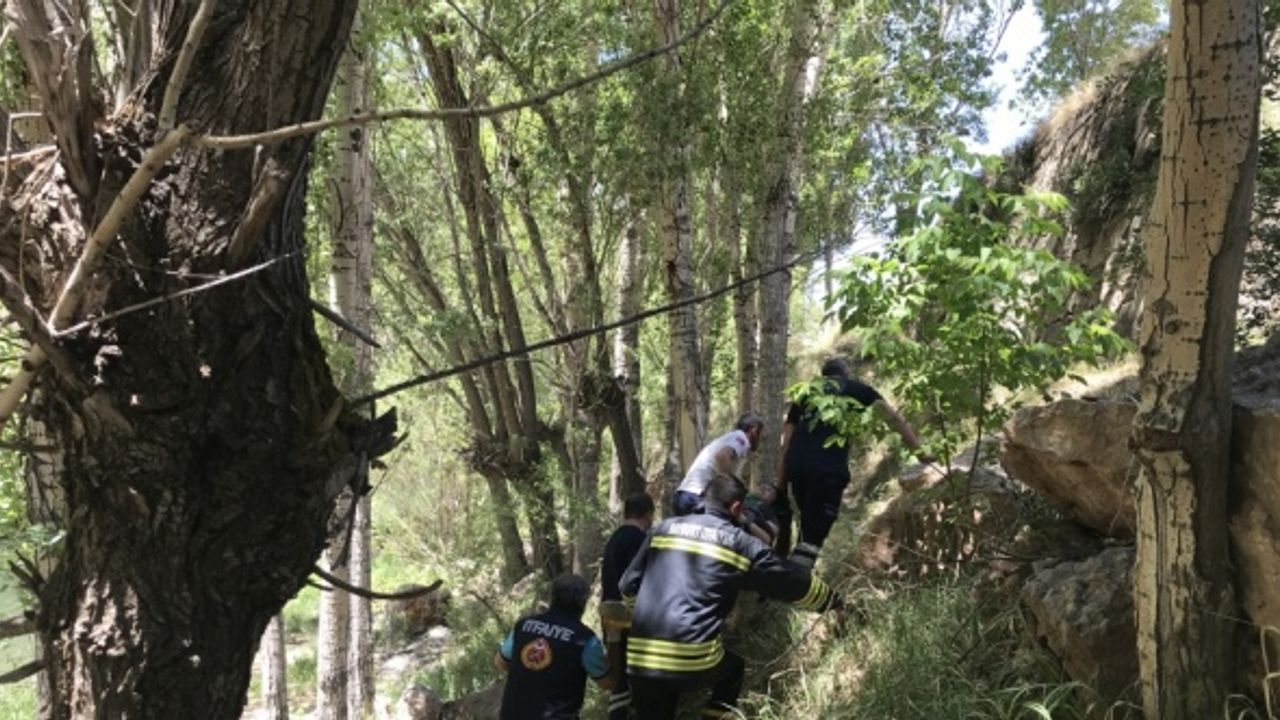 Bayburt'ta nehir kenarına düşen otomobil duvar ile ağaç arasına sıkıştı: 2 yaralı