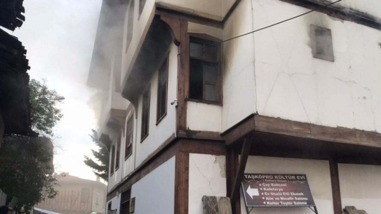 Kastamonu'da kafe olarak işletilen tarihi konakta çıkan yangın hasara yol açtı