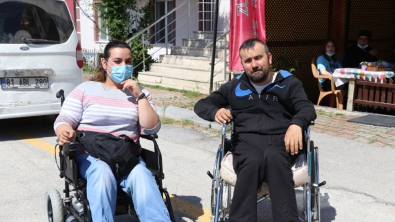 Kendisi için düşünülen akülü aracı daha çok ihtiyacı bulunan engelli kadına verdi
