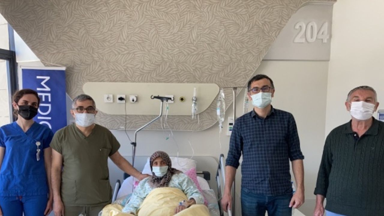 Sivas'ta bir kadının onikiparmak bağırsağındaki kaçak ameliyatsız yöntemle kapatıldı