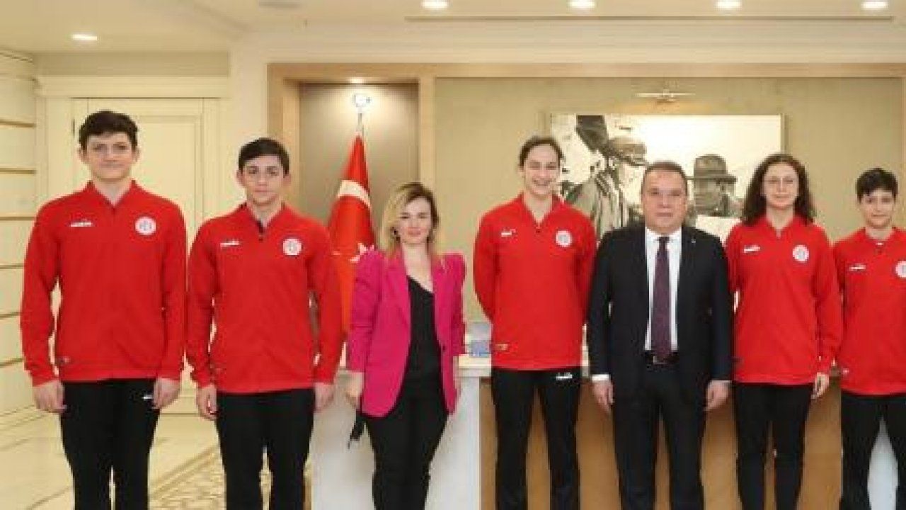 Antalyaspor Yüzme Takımı'ndan Başkan Böcek'e ziyaret