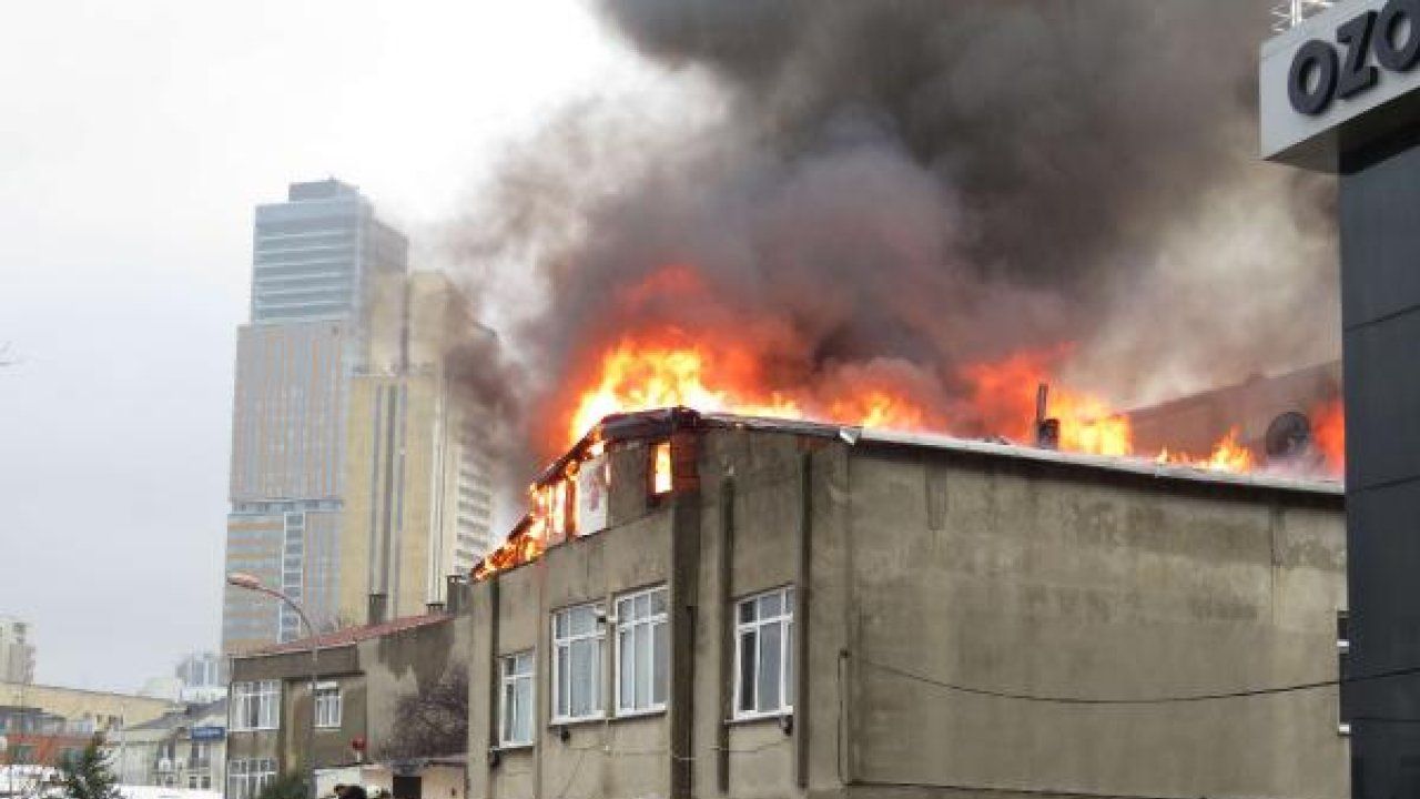 Ataşehir&#039;de 3 katlı binanın çatı katı alev alev yandı