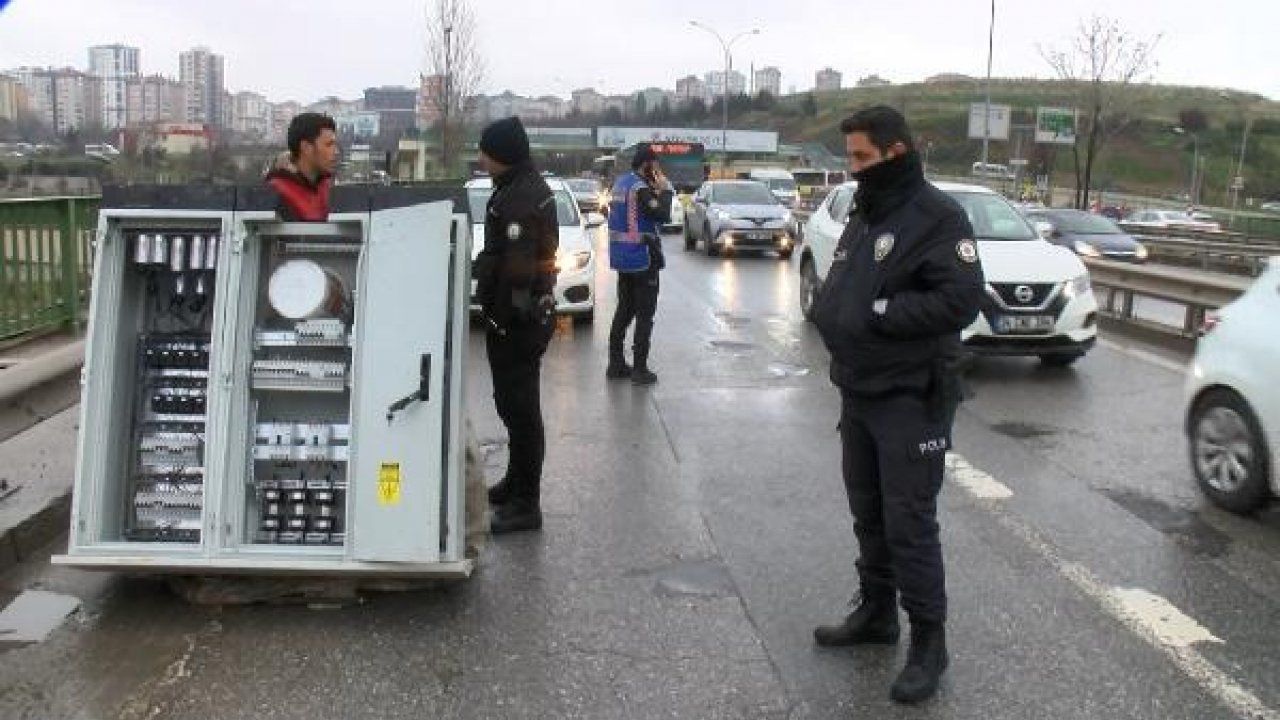 Ataşehir&#039;de çek çek arabasıyla elektrik panosu taşırken gözaltına alındı