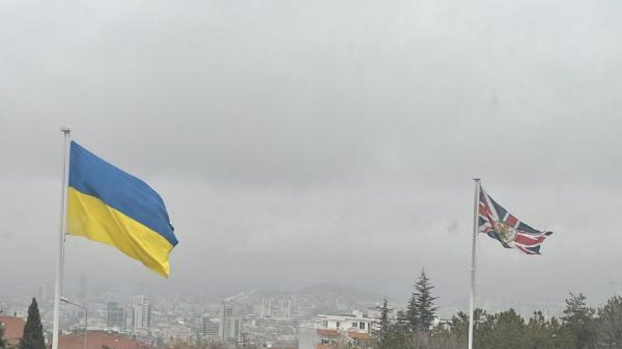 Birleşik Krallık Ankara Büyükelçiliği'nden Ukrayna'ya bayraklı destek