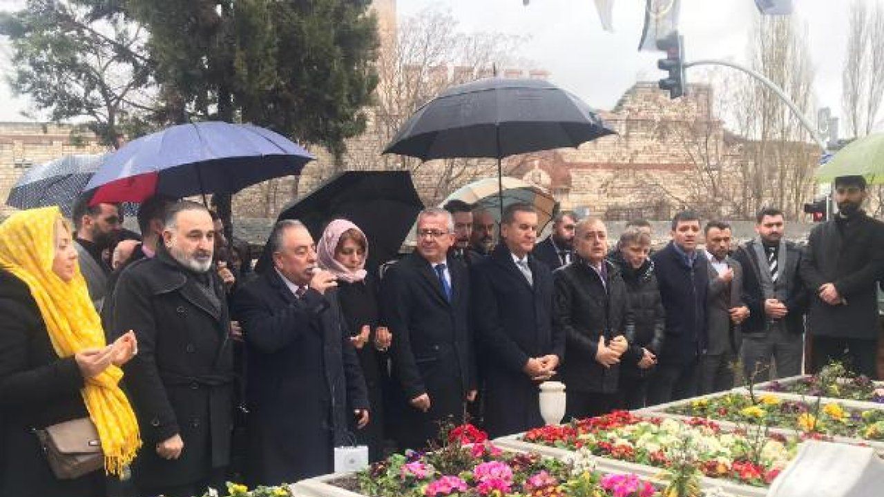 Mustafa Sarıgül ve partililer Necmettin Erbakan'ı mezarı başında andı