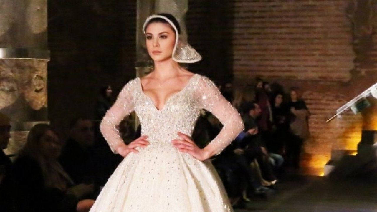 Taçlı güzeller İstanbul'da Bridal defilesinde