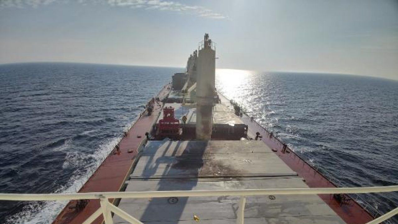 Türk şirketine bağlı gemi ambar kapağı üzerinden isabet aldı