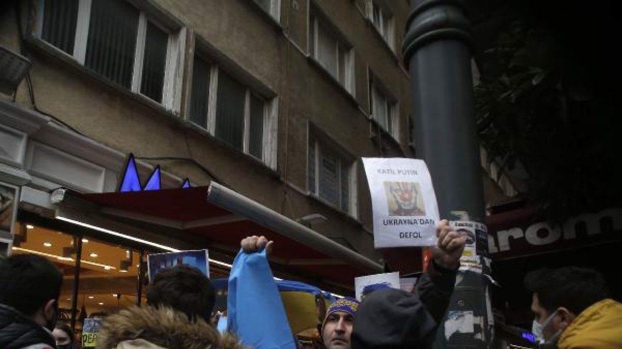 Ukraynalılardan Rusya Başkonsolosluğu önünde protesto 