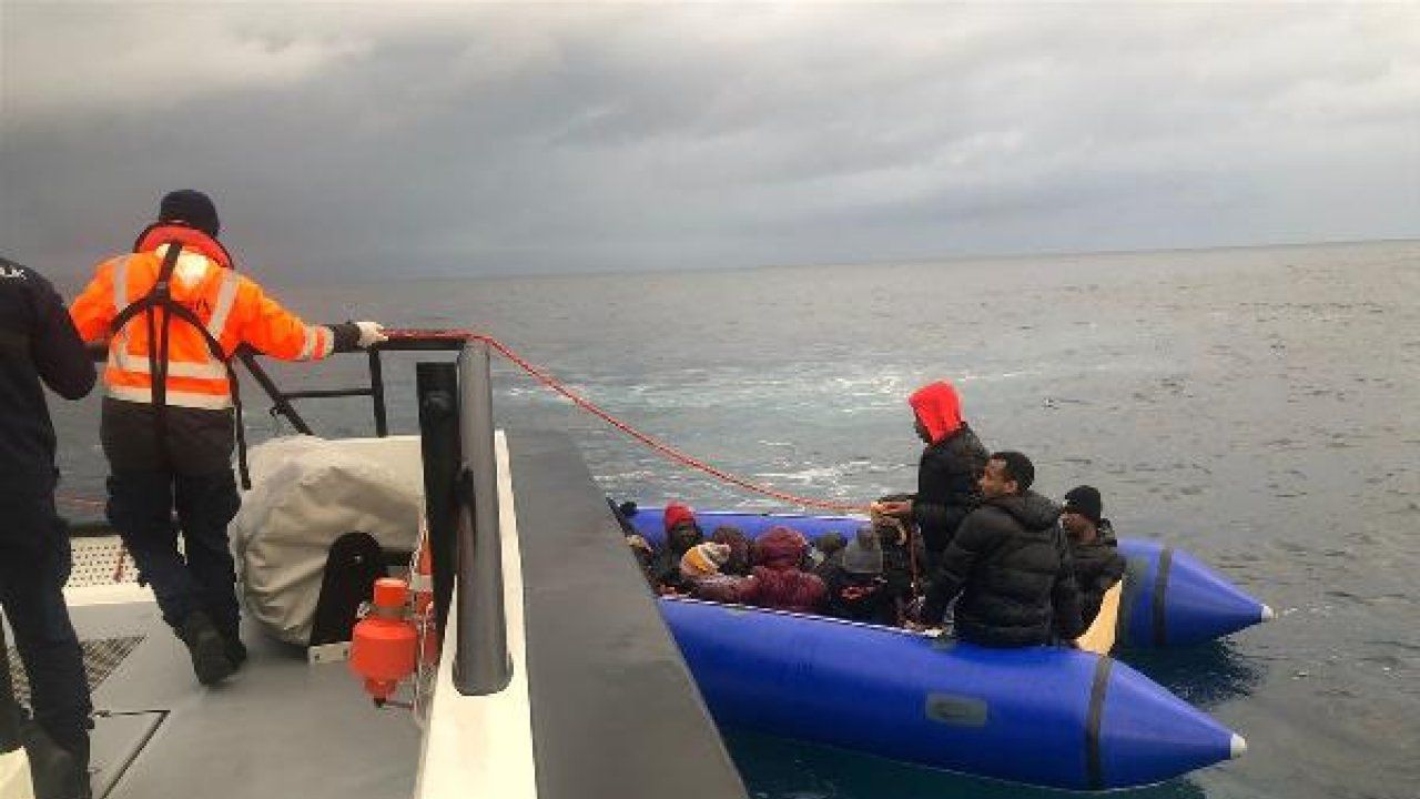 Yunanistan'ın geri ittiği bottaki 17 göçmen kurtarıldı