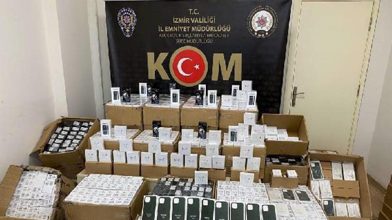 İzmir'de gümrük kaçağı 2 bin 415 akıllı telefon ve 5 bin 878 şarj aleti ele geçirildi