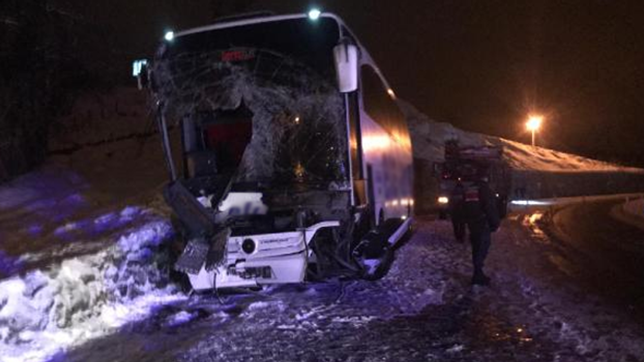 Yolcu otobüsü kamyona çarptı: 5 yaralı