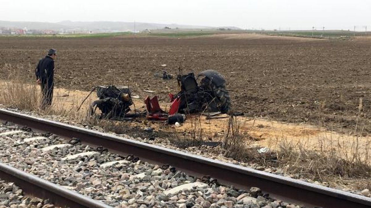 Tarla sürerken raya çıkarılan traktöre tren çarptı