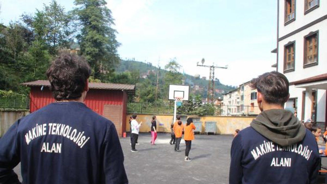 Rize'de meslek liselilerden okullara basketbol potası ve tenis masası desteği