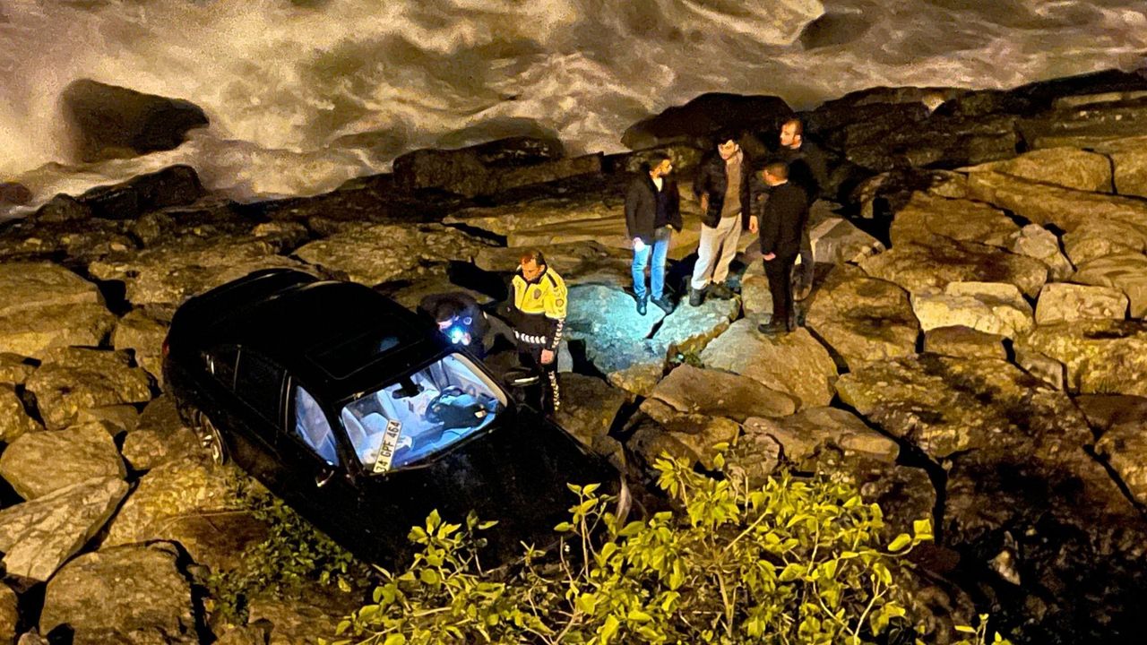 Rize’de Bir Otomobil Kayalıklara Yuvarlandı 2 Yaralı