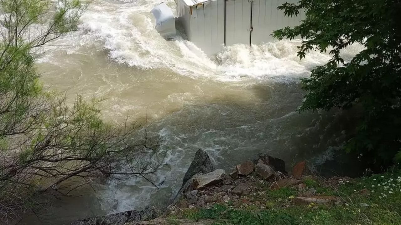 Kamyon nehre düştü, sürücü kayboldu