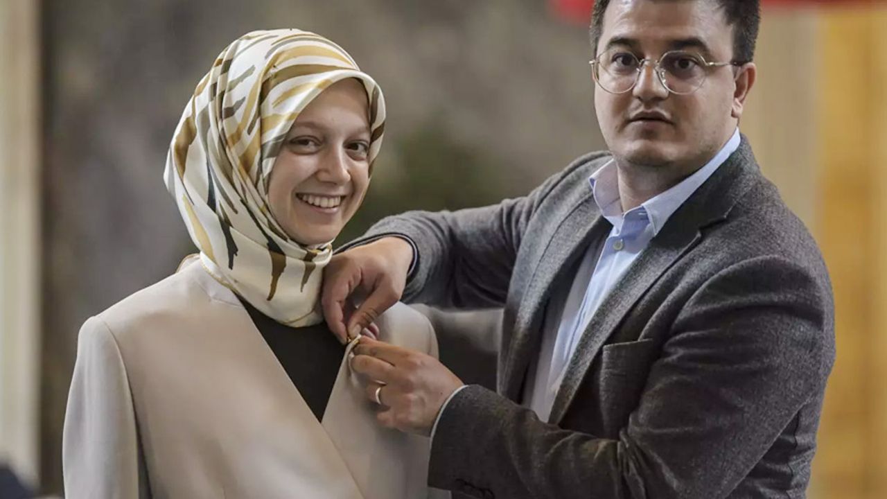 TBMM'nin en genç milletvekili Rizeli Zehranur Aydemir, Meclis'te kaydını yaptırdı