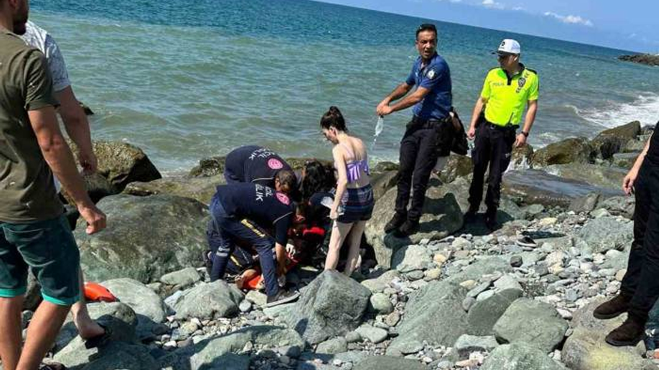 Arhavi’de Serinlemek İçin Denize Giren 9 Yaşındaki Kız Çocuğu Boğuldu