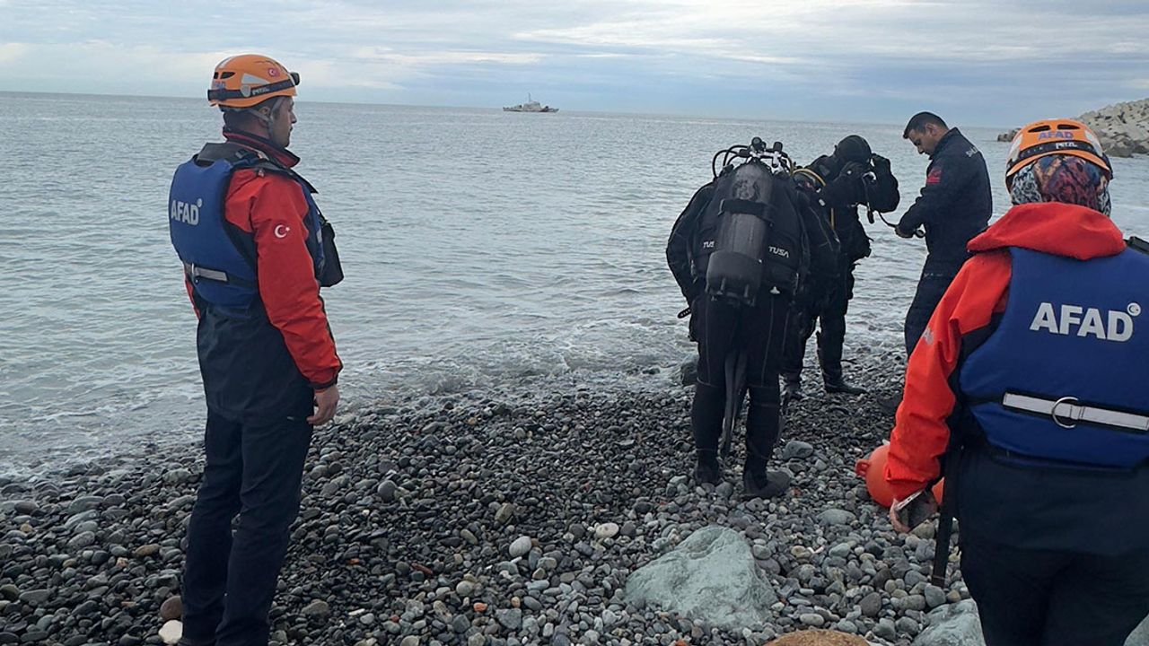 Ardeşende denizde kaybolan kadını arama çalışmaları devam ediyor