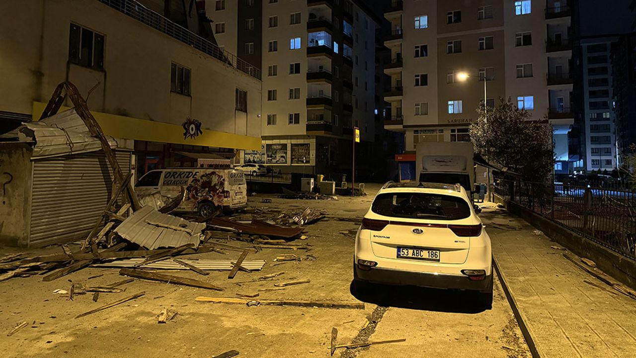 Rize'de Şiddetli Rüzgar Nedeniyle Çatılar Uçtu, Evlerde Ve Araçlarda Hasar Oluştu