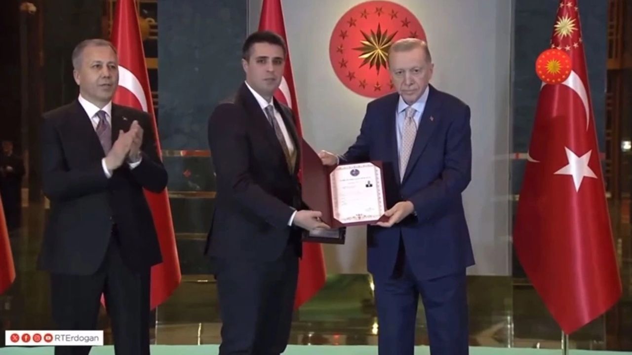 Çayeli Kaymakamına ödülünü Cumhurbaşkanı Erdoğan verdi
