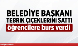 Belediye Başkanı Tebrik Çiçeklerini Sattı. Öğrencilere Burs Verdi