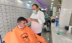 Artvinli berber her müşterisine farklı malzemelerle hizmet veriyor