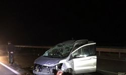 Kamyonetin bariyerlere çarpması sonucu 2 kişi yaralandı