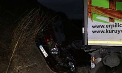 Makaslayan tırın çarptığı otomobilin sürücüsü yaralandı