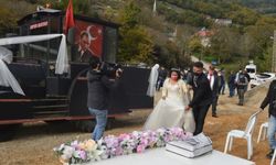 Bartın'da kara tren lokomotifi görünümlü traktör gelin arabası oldu