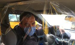 Bartın'da taksi şoförü koronavirüsten korunmak için sürücü bölümünü şeffaf brandayla izole etti