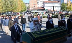 Depremde hayatını kaybeden emekli öğretmen Samsun'da toprağa verildi