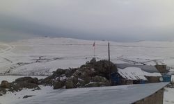Karadeniz'de mevsimin ilk karı yaylaları beyaza bürüdü