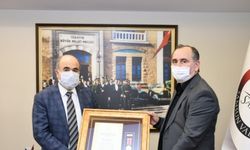 Samsun Valisi Zülkif Dağlı, şehit babasına devlet övünç madalyası ve beratı verdi