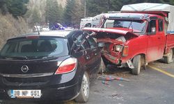 Kamyonet ile otomobil çarpıştı: 1 ölü, 2 yaralı