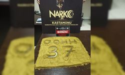 Kastamonu'da polisler ele geçirdikleri uyuşturucuyla "ohh" yazdı