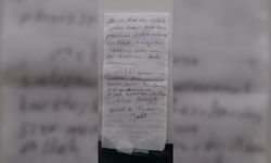 Kovid-19 hastası sağlık çalışanlarına peçeteye yazdığı notla teşekkür etti