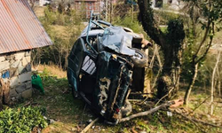 Rize'de geri manevra yapan kamyonet yamaçtan yuvarlandı: 3 yaralı