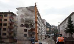 Rize'de “Pisa Kuleleri“ diye adlandırılan binaların da bulunduğu yapıların yıkımına başlandı
