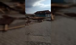 Tokat'ta şiddetli rüzgar çatıları uçurdu