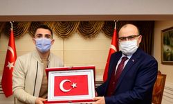 Trabzonsporlu futbolcular, Trabzon Valisi Ustaoğlu'nu ziyaret etti