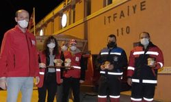 Türk Kızılay görevi başındaki personele gece çorba ikram etti