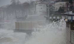Akçakoca'da şiddetli rüzgar 5 metrelik dalgalar oluşturdu